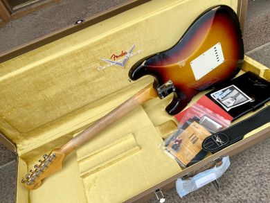 FENDER CUSTOM SHOP LATE 1962 STRATOCASTER® RELIC®, 3-Tone Sunburst