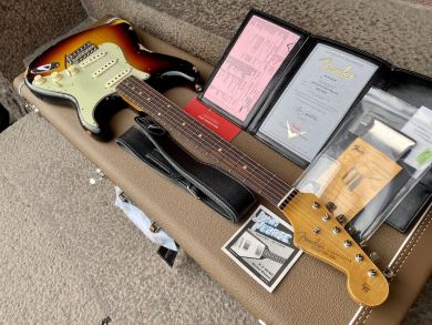 FENDER CUSTOM SHOP LATE 1962 STRATOCASTER® RELIC®, 3-Tone Sunburst