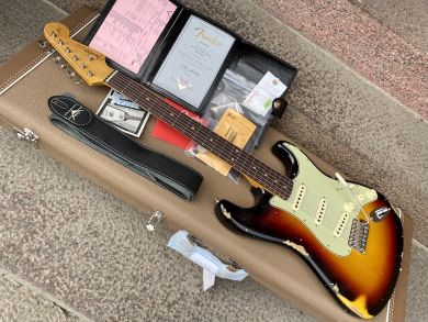 FENDER CUSTOM SHOP LATE 1962 STRATOCASTER® RELIC®, 3-Tone Sunburst