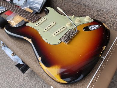 FENDER CUSTOM SHOP LATE 1962 STRATOCASTER® RELIC®, 3-Tone Sunburst