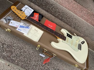 FENDER AMERICAN VINTAGE II 1961 STRATOCASTER, Olympic White