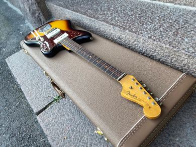 FENDER CUSTOM SHOP 1962 JAZZMASTER JOURNEYMAN RELIC, Aged 3-Tone Sunburst 