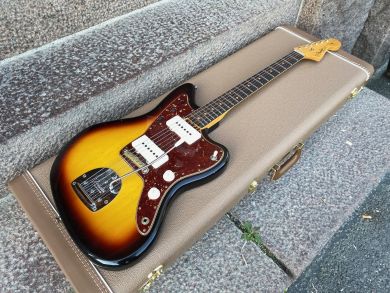 FENDER CUSTOM SHOP 1962 JAZZMASTER JOURNEYMAN RELIC, Aged 3-Tone Sunburst 