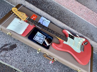 FENDER AMERICAN VINTAGE II 1961 STRATOCASTER, Fiesta Red