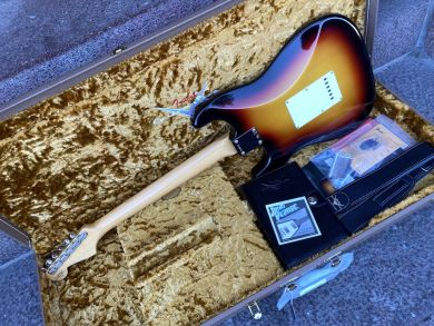 FENDER CUSTOM SHOP VINTAGE CUSTOM 1962 STRATOCASTER®, 3-Color Sunburst