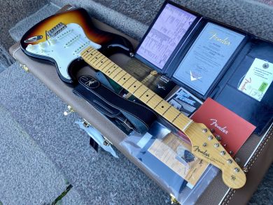 FENDER CUSTOM SHOP VINTAGE CUSTOM 1962 STRATOCASTER®, 3-Color Sunburst