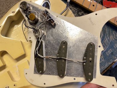 FENDER STRATOCASTER 1977