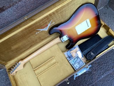 FENDER CUSTOM SHOP VINTAGE CUSTOM 1959 STRATOCASTER® NOS, Chocolate 3-Color Sunburst