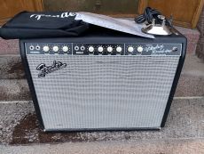 FENDER "CUSTOM" VIBROLUX REVERB-AMP 2004