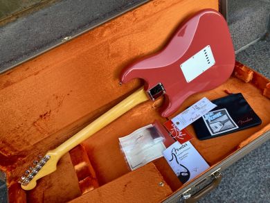 FENDER AMERICAN VINTAGE II 1961 STRATOCASTER, Fiesta Red