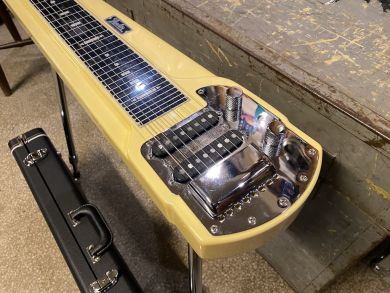 FENDER DELUXE 8 LAP STEEL